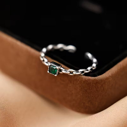 Pierścionek z łańcuszkiem szmaragdowym
