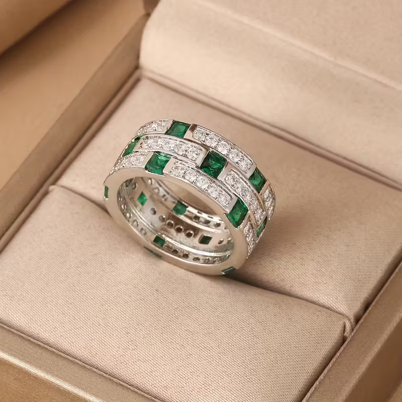 Pierścień z macierzy szmaragdów