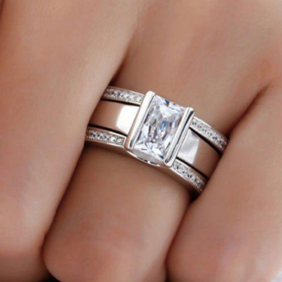 Pierścionek z inkrustowanym szkłem w stylu vintage